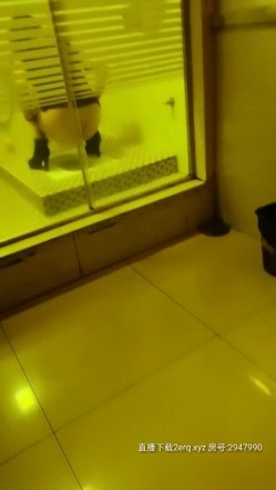 高端会所里的高端服务，只要钱到位啥都陪你玩，活好不粘人，口活啪啪玩3P，小姐姐被老司机玩坏了看着真刺激 截图3