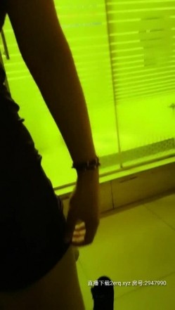 高端会所里的高端服务，只要钱到位啥都陪你玩，活好不粘人，口活啪啪玩3P，小姐姐被老司机玩坏了看着真刺激 截图4
