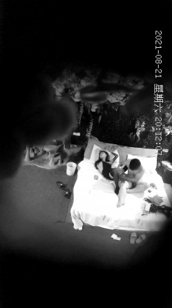最新酒店摄像头偷拍胖哥花样就是多,各种高跟情趣内衣道具摆满床,搞到美女大声尖叫 截图10