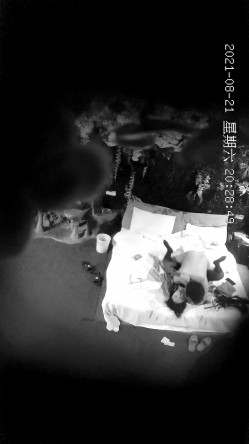 最新酒店摄像头偷拍胖哥花样就是多,各种高跟情趣内衣道具摆满床,搞到美女大声尖叫 截图13