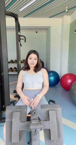 查小理颜值母狗【桃桃丸子】调教双母狗，健身房露出屌爆了，强烈推荐 截图10