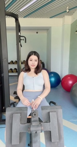 查小理颜值母狗【桃桃丸子】调教双母狗，健身房露出屌爆了，强烈推荐 截图11