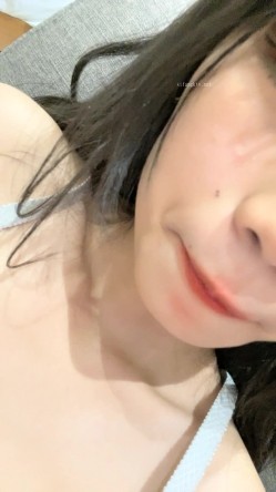 极品模特下海！【meow】某个网站的模特大秀，现在回归，小逼逼水汪汪，眉头紧皱叫声阵阵好销魂 截图7