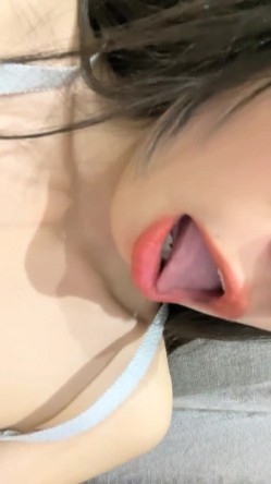 极品模特下海！【meow】某个网站的模特大秀，现在回归，小逼逼水汪汪，眉头紧皱叫声阵阵好销魂 截图8