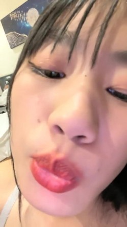 极品模特下海！【meow】某个网站的模特大秀，现在回归，小逼逼水汪汪，眉头紧皱叫声阵阵好销魂 截图9