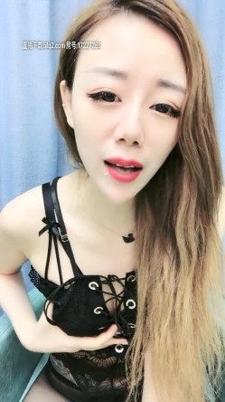 喷水女王挑战全网黑丝情趣露脸颜值不错就是水多，跟大哥激情啪啪还自慰，各种体位爆草淫水喷湿大鸡巴刺激 截图2