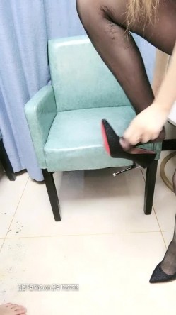 喷水女王挑战全网黑丝情趣露脸颜值不错就是水多，跟大哥激情啪啪还自慰，各种体位爆草淫水喷湿大鸡巴刺激 截图8