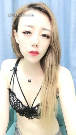 喷水女王挑战全网黑丝情趣露脸颜值不错就是水多，跟大哥激情啪啪还自慰，各种体位爆草淫水喷湿大鸡巴刺激 截图13