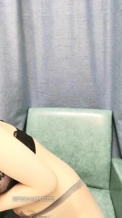 喷水女王挑战全网黑丝情趣露脸颜值不错就是水多，跟大哥激情啪啪还自慰，各种体位爆草淫水喷湿大鸡巴刺激 截图14