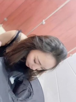 【淫荡母狗完美露脸】肥臀小骚货『兔兔』最新VIP电报群私拍 卫生间口爆吞精 野外黑丝美臀露出啪啪 肥臀让人欲罢不能 截图15