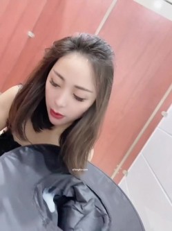 【淫荡母狗完美露脸】肥臀小骚货『兔兔』最新VIP电报群私拍 卫生间口爆吞精 野外黑丝美臀露出啪啪 肥臀让人欲罢不能 截图16