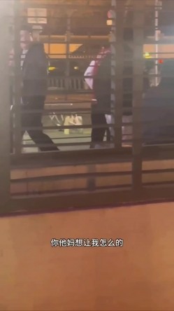 网曝门事件 河北捞女出轨，男友当街大骂“骚逼” 捞女气急败坏疯狂的骂还脱裤子露逼让来操 截图2