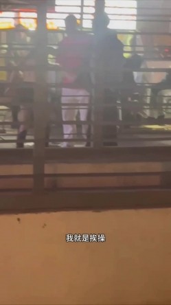 网曝门事件 河北捞女出轨，男友当街大骂“骚逼” 捞女气急败坏疯狂的骂还脱裤子露逼让来操 截图3
