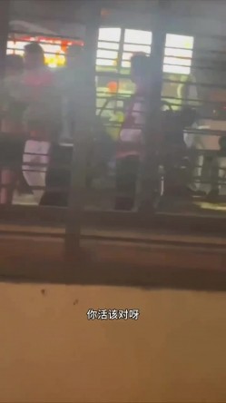 网曝门事件 河北捞女出轨，男友当街大骂“骚逼” 捞女气急败坏疯狂的骂还脱裤子露逼让来操 截图4