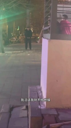 网曝门事件 河北捞女出轨，男友当街大骂“骚逼” 捞女气急败坏疯狂的骂还脱裤子露逼让来操 截图5