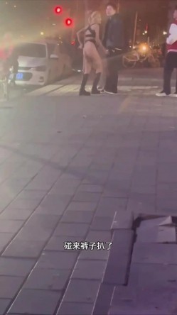网曝门事件 河北捞女出轨，男友当街大骂“骚逼” 捞女气急败坏疯狂的骂还脱裤子露逼让来操 截图12