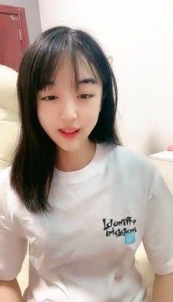 小虎牙清纯乖巧学生妹，新到的情趣套装，开档内裤掰开粉穴，两根手指猛扣，浪叫呻吟表情很享受，高潮冲刺水声哗哗 截图1
