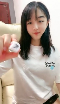 小虎牙清纯乖巧学生妹，新到的情趣套装，开档内裤掰开粉穴，两根手指猛扣，浪叫呻吟表情很享受，高潮冲刺水声哗哗 截图2