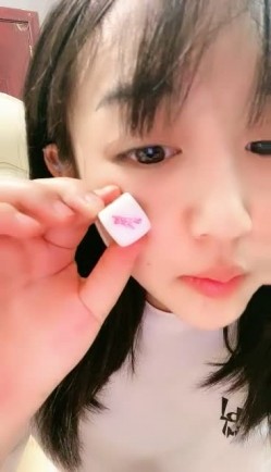 小虎牙清纯乖巧学生妹，新到的情趣套装，开档内裤掰开粉穴，两根手指猛扣，浪叫呻吟表情很享受，高潮冲刺水声哗哗 截图3