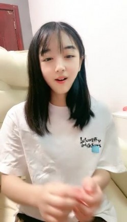 小虎牙清纯乖巧学生妹，新到的情趣套装，开档内裤掰开粉穴，两根手指猛扣，浪叫呻吟表情很享受，高潮冲刺水声哗哗 截图4
