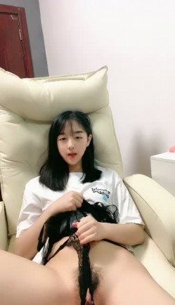 小虎牙清纯乖巧学生妹，新到的情趣套装，开档内裤掰开粉穴，两根手指猛扣，浪叫呻吟表情很享受，高潮冲刺水声哗哗 截图5