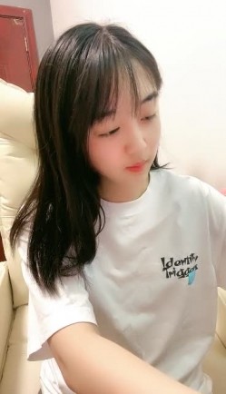 小虎牙清纯乖巧学生妹，新到的情趣套装，开档内裤掰开粉穴，两根手指猛扣，浪叫呻吟表情很享受，高潮冲刺水声哗哗 截图7