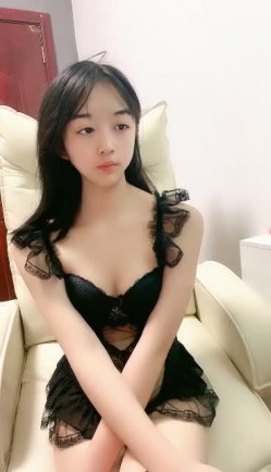 小虎牙清纯乖巧学生妹，新到的情趣套装，开档内裤掰开粉穴，两根手指猛扣，浪叫呻吟表情很享受，高潮冲刺水声哗哗 截图10