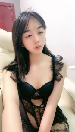 小虎牙清纯乖巧学生妹，新到的情趣套装，开档内裤掰开粉穴，两根手指猛扣，浪叫呻吟表情很享受，高潮冲刺水声哗哗 截图11