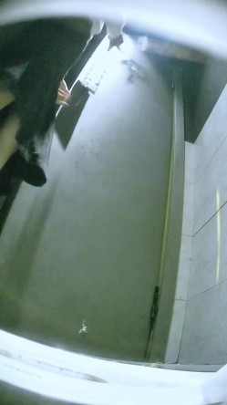 夜总会酒吧女厕后拍各种黑丝高跟 美女如云白色增高鞋靓妹的一线粉逼怒对摄像头 截图1