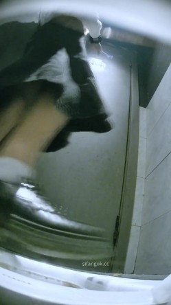 夜总会酒吧女厕后拍各种黑丝高跟 美女如云白色增高鞋靓妹的一线粉逼怒对摄像头 截图2