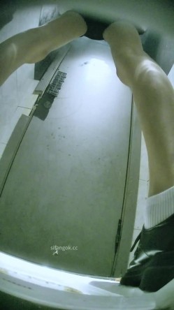 夜总会酒吧女厕后拍各种黑丝高跟 美女如云白色增高鞋靓妹的一线粉逼怒对摄像头 截图3
