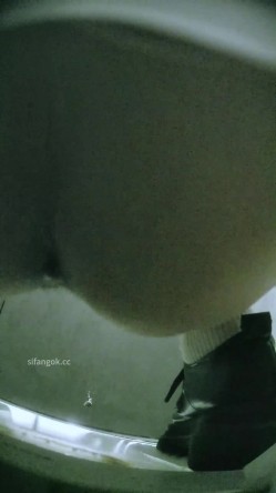 夜总会酒吧女厕后拍各种黑丝高跟 美女如云白色增高鞋靓妹的一线粉逼怒对摄像头 截图4