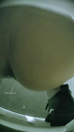 夜总会酒吧女厕后拍各种黑丝高跟 美女如云白色增高鞋靓妹的一线粉逼怒对摄像头 截图5