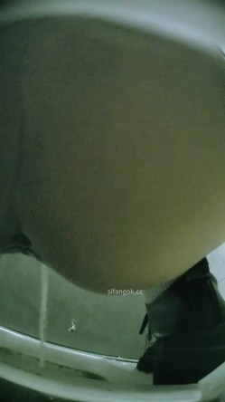 夜总会酒吧女厕后拍各种黑丝高跟 美女如云白色增高鞋靓妹的一线粉逼怒对摄像头 截图9