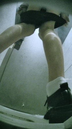 夜总会酒吧女厕后拍各种黑丝高跟 美女如云白色增高鞋靓妹的一线粉逼怒对摄像头 截图14