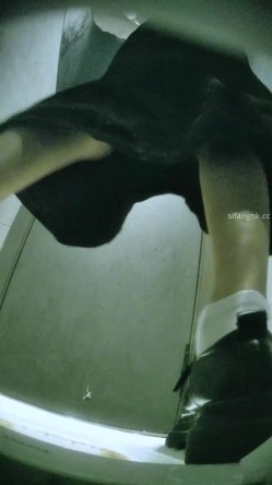 夜总会酒吧女厕后拍各种黑丝高跟 美女如云白色增高鞋靓妹的一线粉逼怒对摄像头 截图16