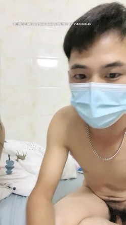 大学生情侣镜头前赚外快，颜值高身材好小哥又很骚，舔逼真淫荡，玩着奶子草着逼无套抽插，浪荡呻吟好骚内射 截图12