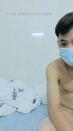 大学生情侣镜头前赚外快，颜值高身材好小哥又很骚，舔逼真淫荡，玩着奶子草着逼无套抽插，浪荡呻吟好骚内射 截图14