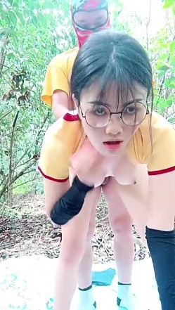 带婊妹去户外激情啪啪【Park3】全程露脸深喉大鸡巴，卡在树上疯狂输出浪荡呻吟，地上主动上位抽插揉捏骚奶子刺激 截图12