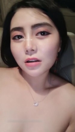极品超高颜值风韵少妇偷情首播，夜晚背着老公和炮友相约，车上逼里摸几下就一手的水，带到酒店舔着骚穴受不了呻吟求插 截图5