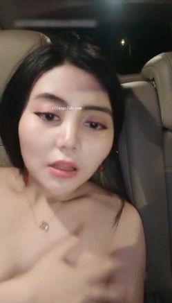 极品超高颜值风韵少妇偷情首播，夜晚背着老公和炮友相约，车上逼里摸几下就一手的水，带到酒店舔着骚穴受不了呻吟求插 截图6