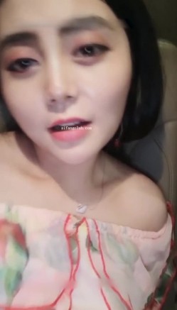 极品超高颜值风韵少妇偷情首播，夜晚背着老公和炮友相约，车上逼里摸几下就一手的水，带到酒店舔着骚穴受不了呻吟求插 截图7
