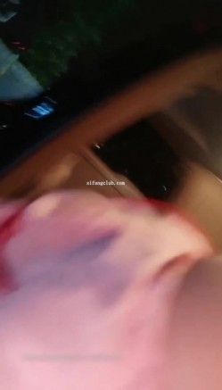 极品超高颜值风韵少妇偷情首播，夜晚背着老公和炮友相约，车上逼里摸几下就一手的水，带到酒店舔着骚穴受不了呻吟求插 截图8