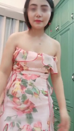 极品超高颜值风韵少妇偷情首播，夜晚背着老公和炮友相约，车上逼里摸几下就一手的水，带到酒店舔着骚穴受不了呻吟求插 截图9
