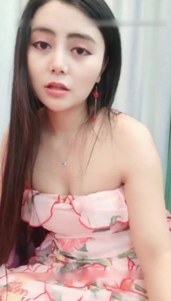 极品超高颜值风韵少妇偷情首播，夜晚背着老公和炮友相约，车上逼里摸几下就一手的水，带到酒店舔着骚穴受不了呻吟求插 截图12
