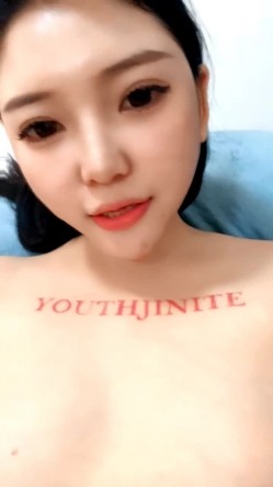 风骚的少妇缠狼友的大鸡巴， 伸着舌头要舔真骚啊，口交乳交假鸡巴，淫水湿透骚穴道具抽插，浪叫不止好骚啊 截图10