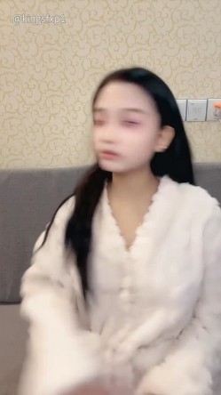 嫩妹【菲菲每天都饿】少女之心 携闺蜜一起 全裸自慰秀 极品身材大奶嫩穴 高能无尿点 截图2