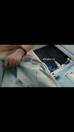 青春无敌推特网红极品反差小姐姐【小小颖】重金定制私拍~洗澡、紫薇、啪啪，身材一流特骚 截图6
