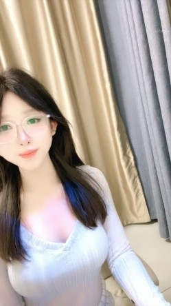 新人校花下海，高冷眼镜反差婊【蓝川诗诗】福利，粉鲍自慰抽插淫水泛光零距离插菊 截图1