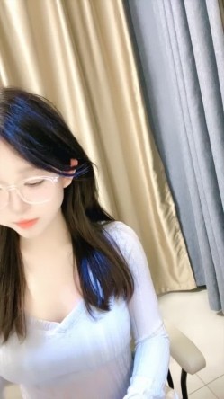 新人校花下海，高冷眼镜反差婊【蓝川诗诗】福利，粉鲍自慰抽插淫水泛光零距离插菊 截图2